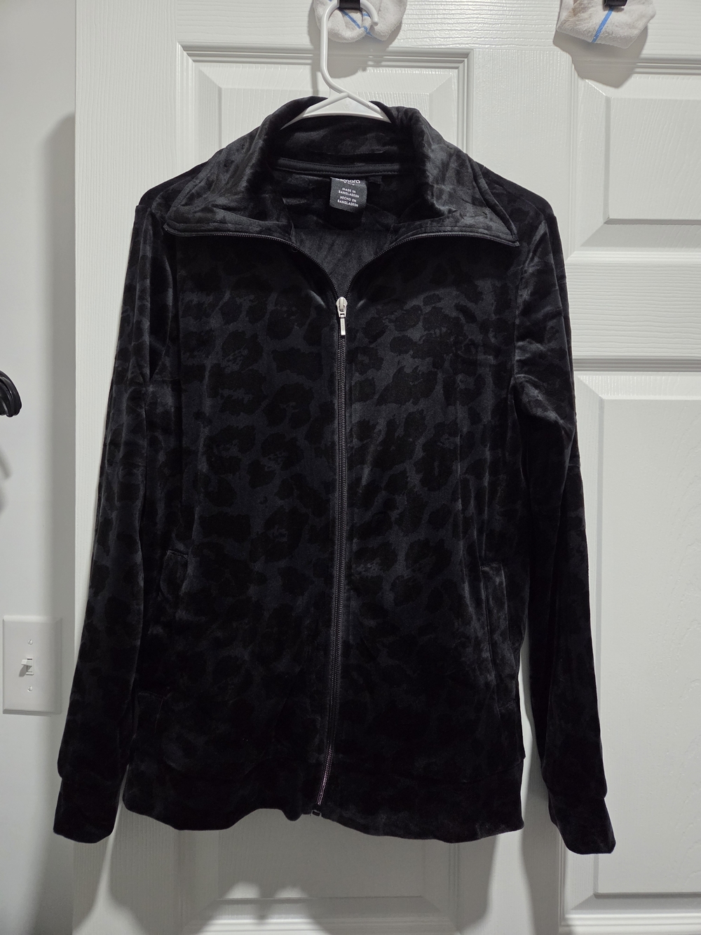 Pajama Set Zip-Up Jacket with Subtle Leopard Texture, Plain Black Pants